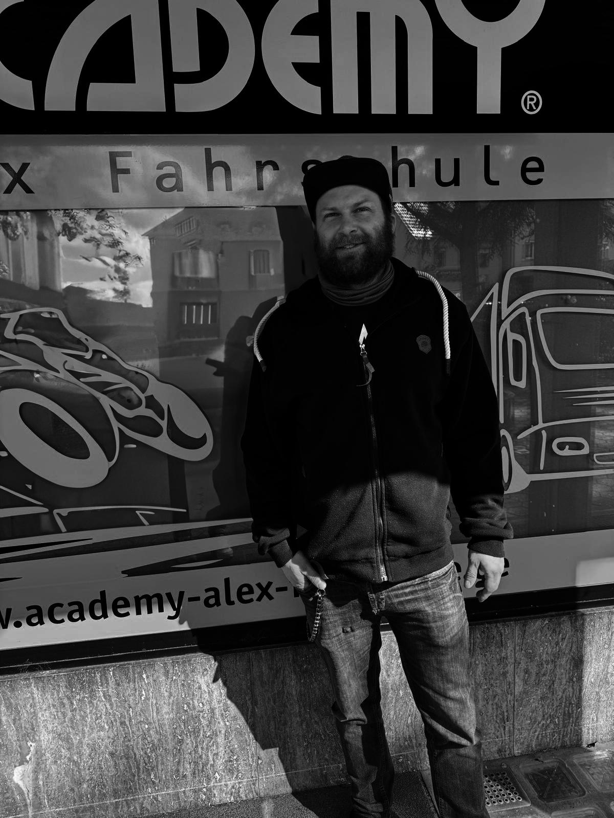 ACADEMY Fahrschule - de.academy.fahrschulen.model.instructor.Instructor@12064